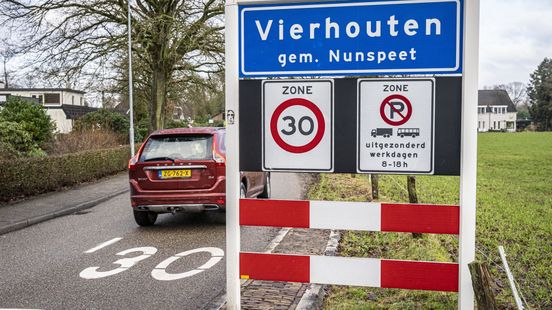 Foto: 6 kilometer door weer en wind na sluiting school: Fayga kocht een bakfiets