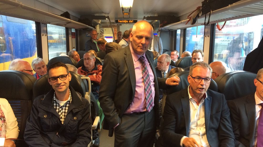 Gedeputeerde Henk Brink in de verlengde trein (Rechten: Serge Vinkenvleugel / RTV Drenthe)