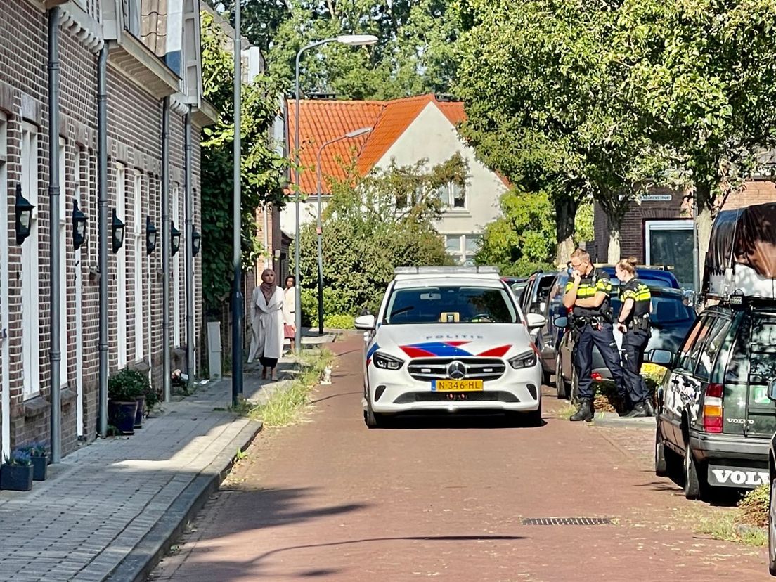 De politie doet een dag na het drama haar werk in de Hendrik Verschuringstraat in Gorinchem