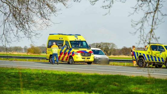 Bestelbus tegen vangrail op A28