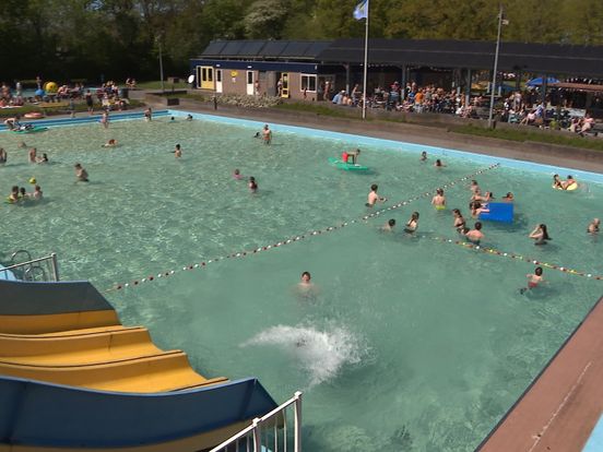 Plons! Buitenbad De Leemdobben in Vries bestaat vijftig jaar