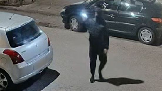 Man filmt zichzelf terwijl explosief afgaat bij portiek