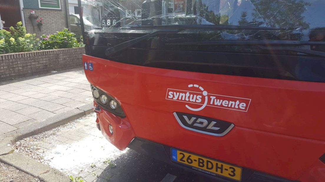 Auto en bus botsen in Enschede