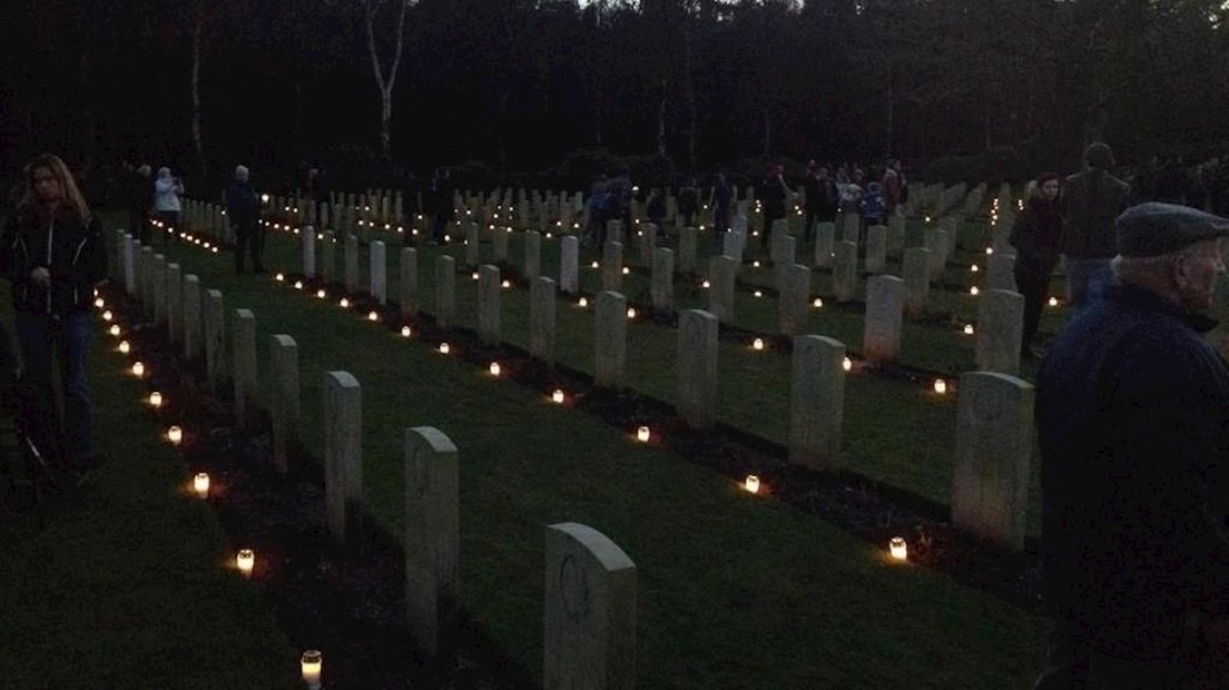 Kaarsjes bij alle 1394 graven op Canadese Begraafplaats in Holten