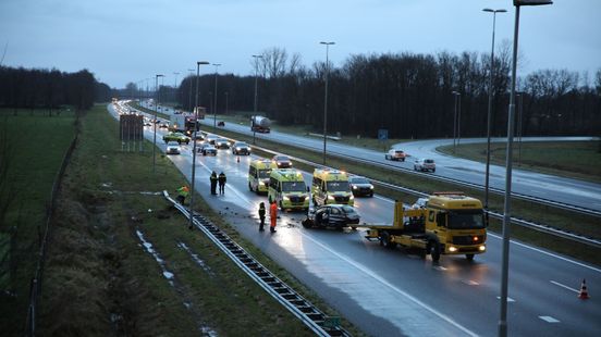 Zeker drie gewonden bij harde botsing op A50. Zeker drie gewonden bij harde botsing op A50.