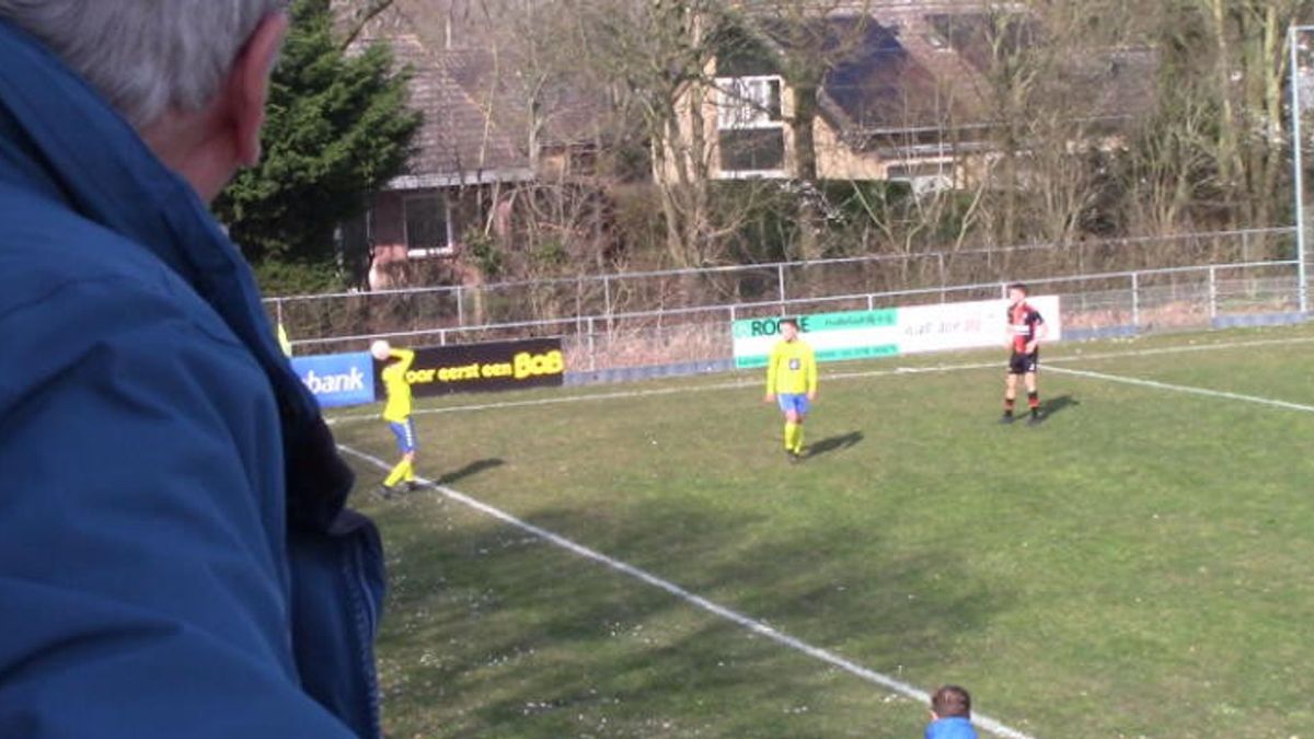 Jidde Rotte maakt een mooie goal voor Oostkapelle/Domburg tegen MZC'11