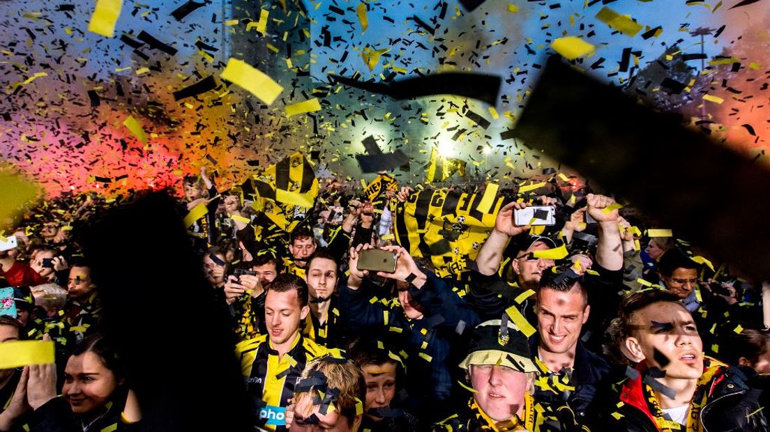 Vitesse-fans tijdens de huldiging van hun team na het winnen van de KNVB Beker.