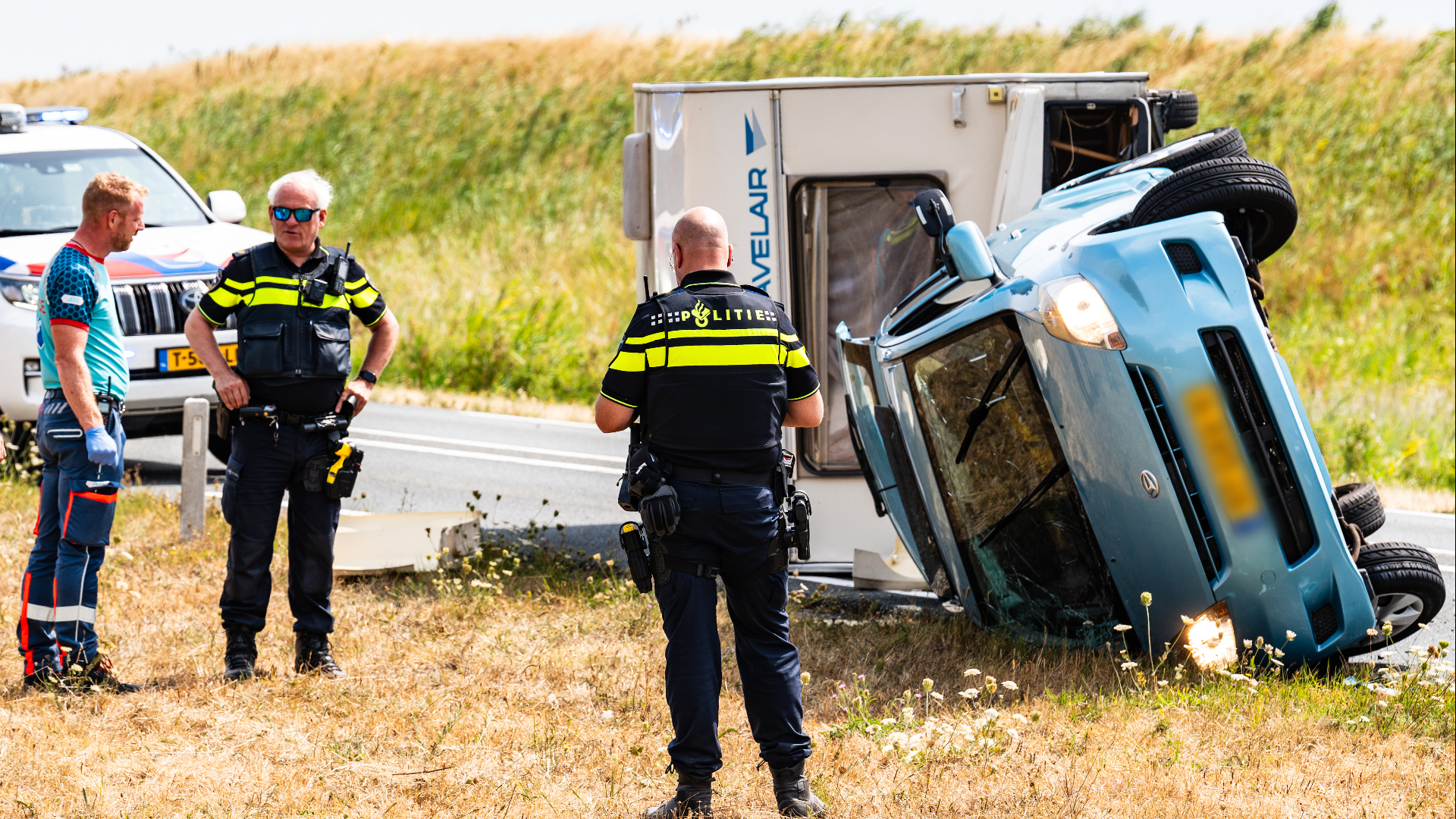 De auto en caravan belandden op hun kant.