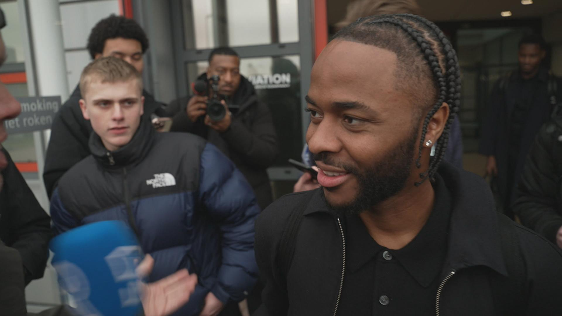 Supporters geven Feyenoord-aanwinst Sterling warm welkom op Rotterdam Airport