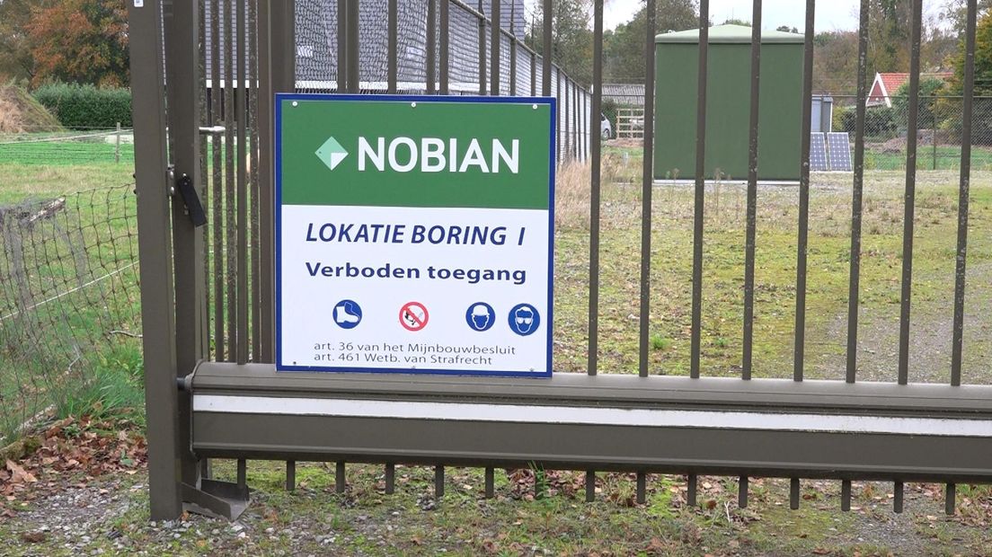 Een hek rond een boorlocatie van Nobian