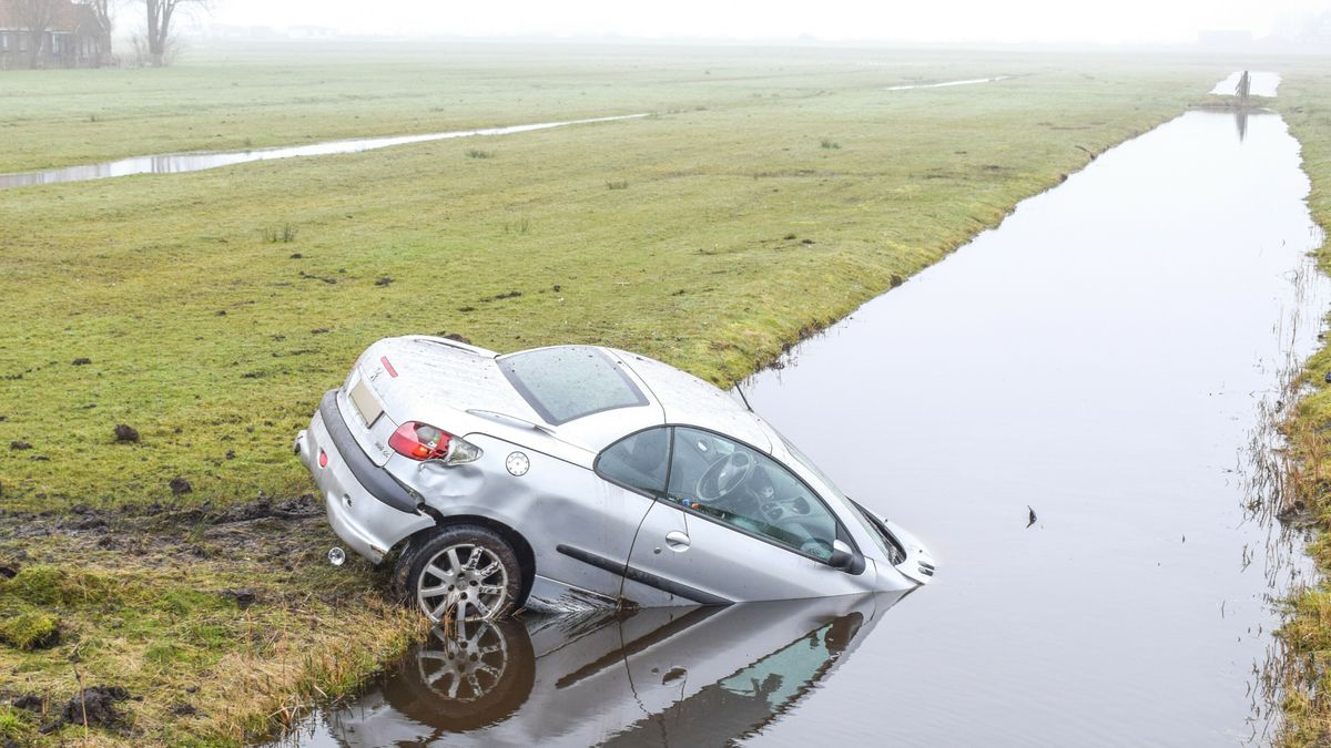 Ravage in Vinkega: auto op de kop in voortuin | Jongeren met fles wodka betrapt