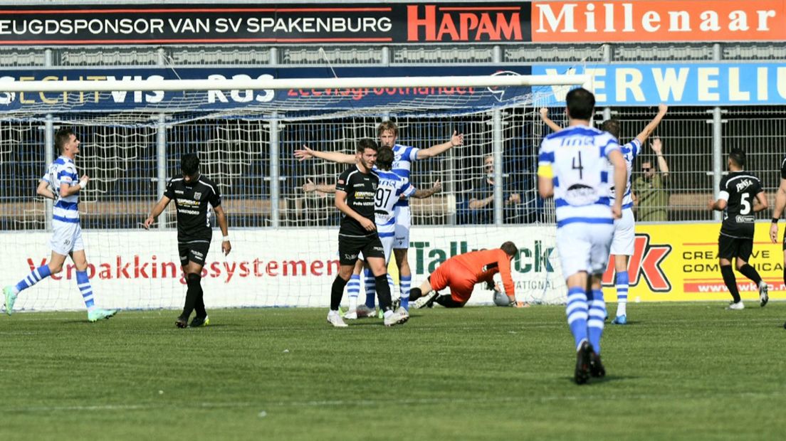 Floris van der Linden viert de 1-0