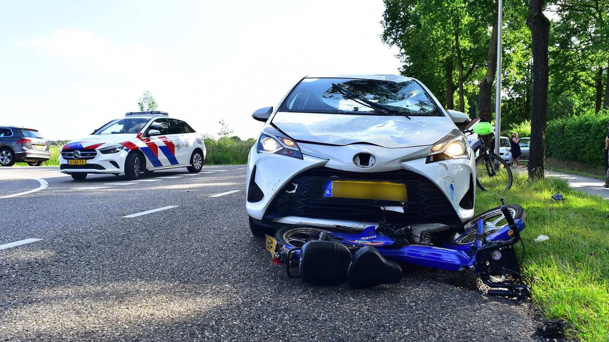 Brommerrijder belandt op motorkap bij ongeval Roggel
