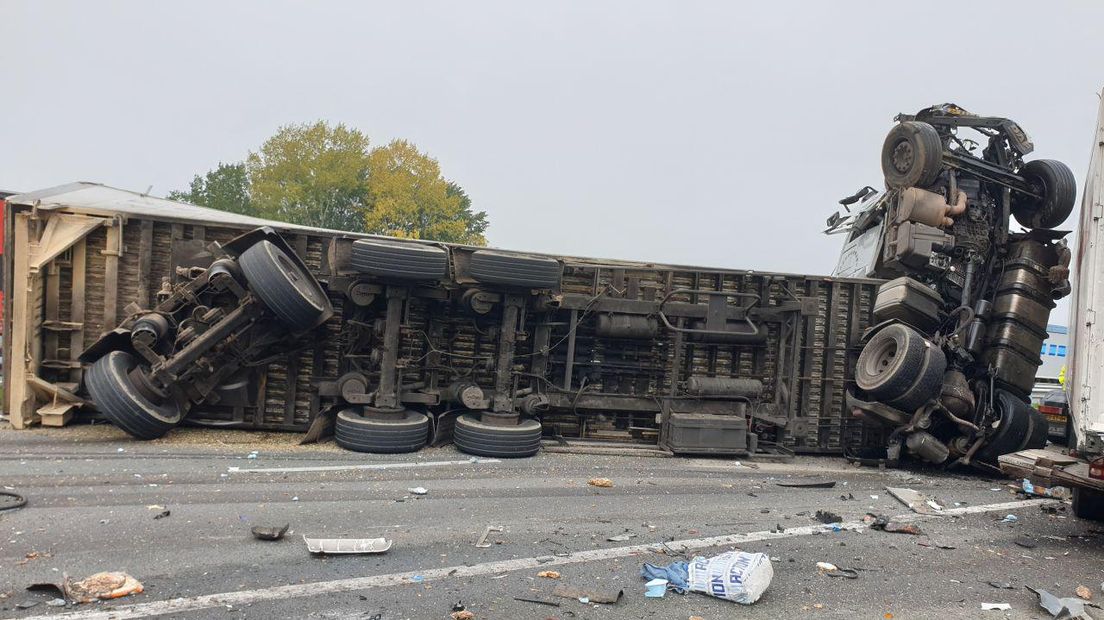 Bij het ernstig ongeval op de A73 bij Wijchen is vanochtend een dode gevallen. Zes andere inzittenden zijn per ambulance naar het ziekenhuis gebracht. Dat meldt een woordvoerder van de Veiligheidsregio Gelderland-Zuid.