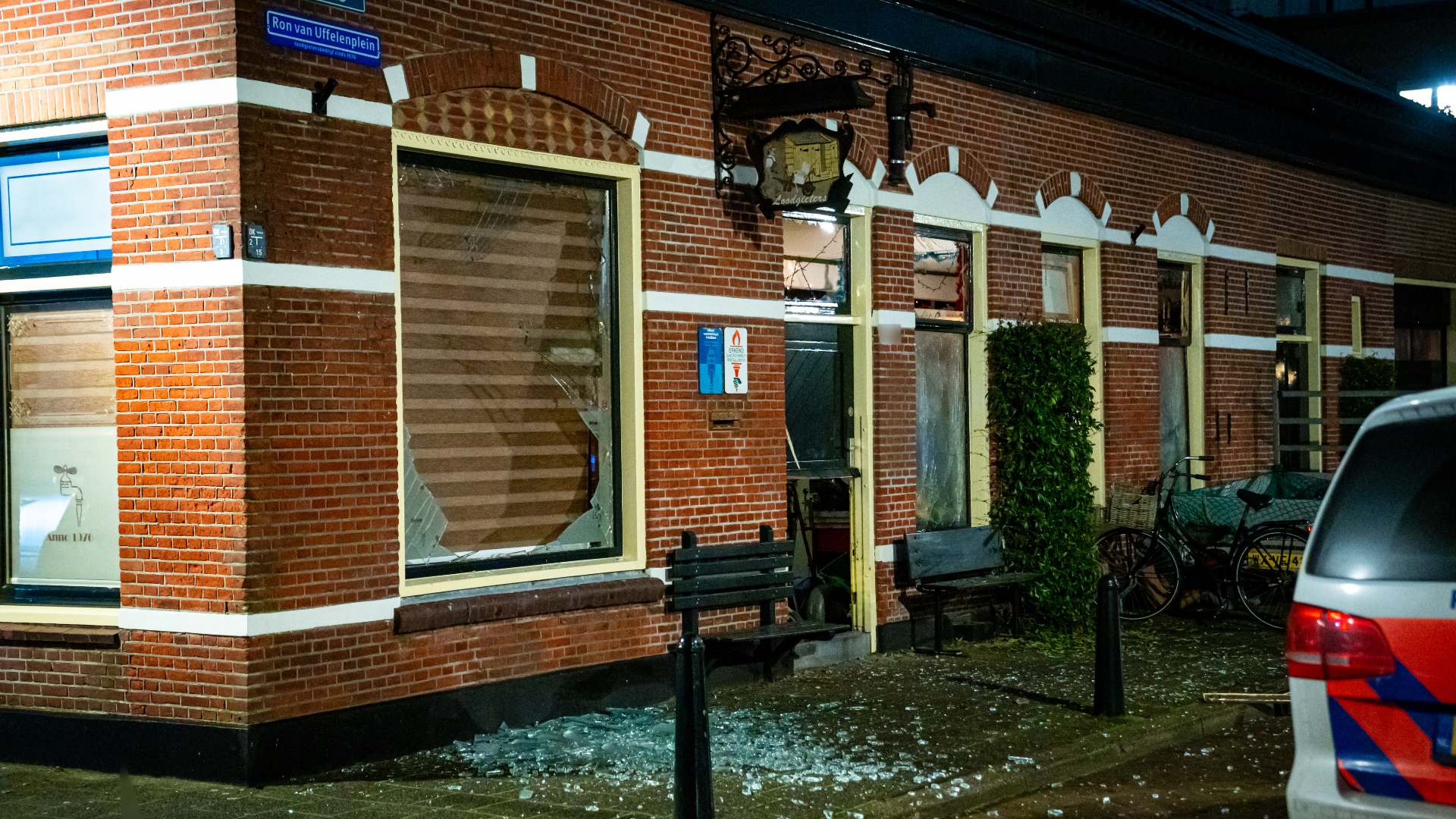 De deur en de ramen van het pand in de Koninginnestraat raakten beschadigd bij de explosie.