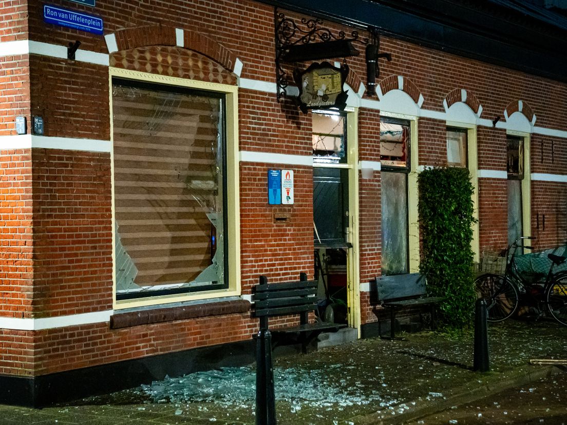 De deur en de ramen van het pand in de Koninginnestraat raakten beschadigd bij de explosie.