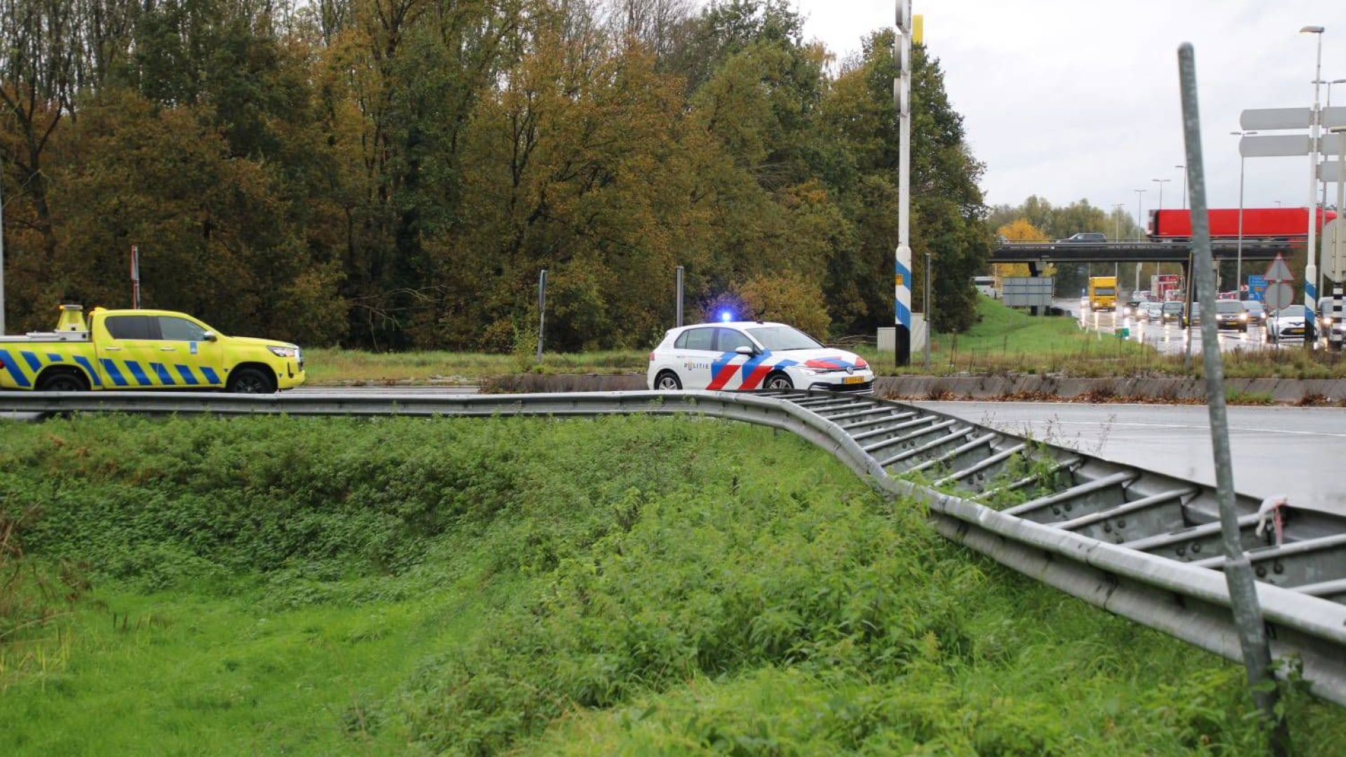 Auto uit bocht gevlogen • enorme ravage door aanrijding.