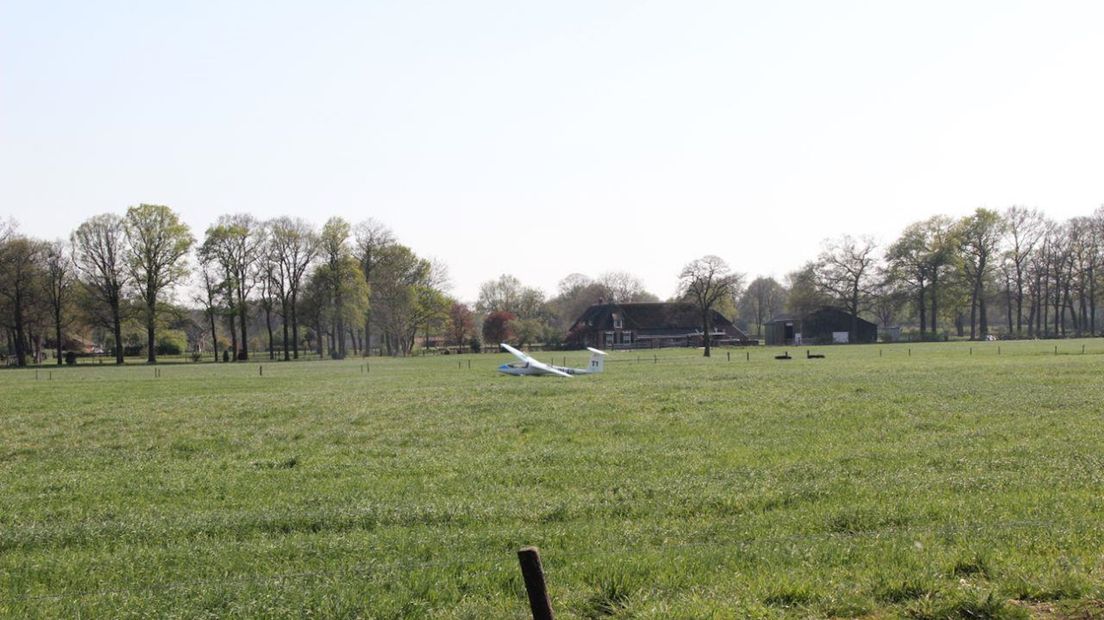 Zweefvliegtuig maakt noodlanding in weiland Rijssen