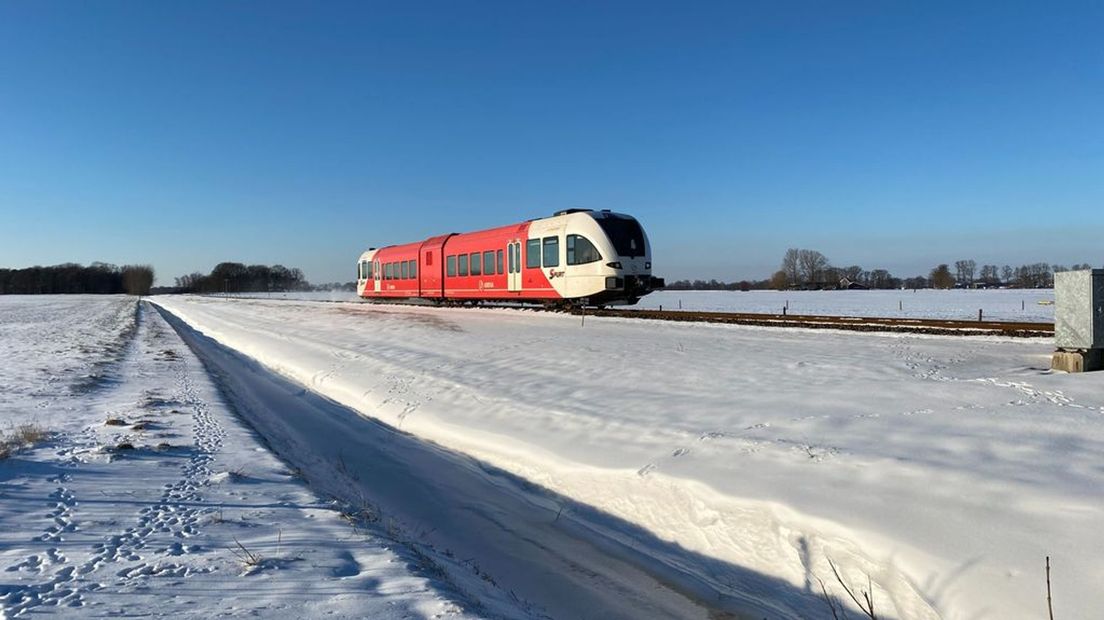 De Arrivatrein trekt door het Achterhoekse sneeuwlandschap