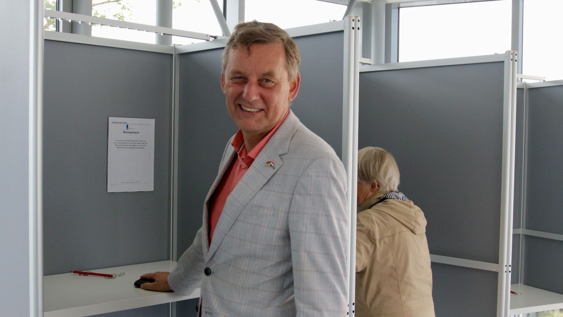 Burgemeester Stapelkamp stemt tijdens eerdere verkiezingen.