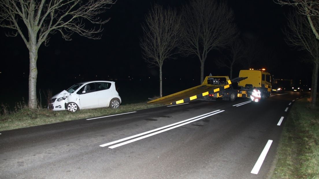 Auto botst tegen boom op Tholen