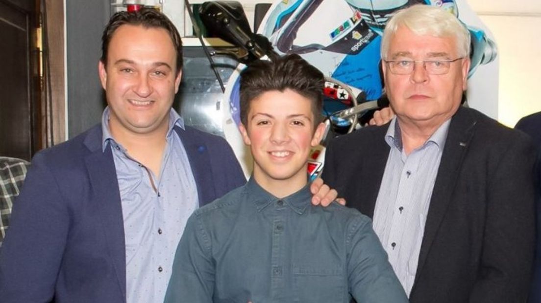 Livio Loi, gelankeerd door Jarno Janssen (links) en Roelof Waninge (Rechten: RW Racing GP)