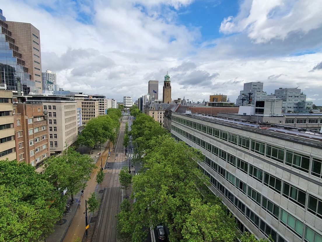 Het uitzicht vanaf de luchtbrug in noordelijke richting, met de toren van het stadhuis