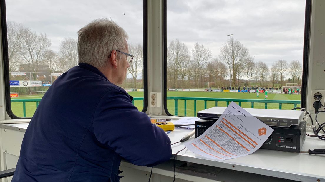 Omroeper Henk Bisschop ziet VVAK met 3-2 winnen (Rechten: RTV Drenthe/Stijn Steenhuis)