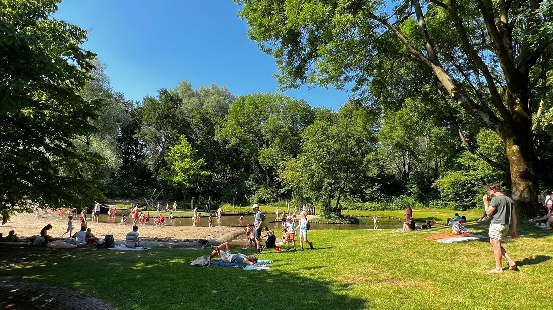 Zomerse taferelen bij waterspeelplaats De Zeven Stroompjes in Utrecht.