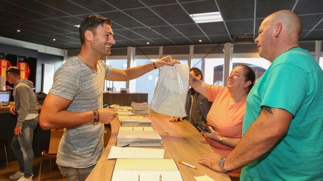 Voetballer Sander Fischer hielp mee met het uitdelen van de uitshirts