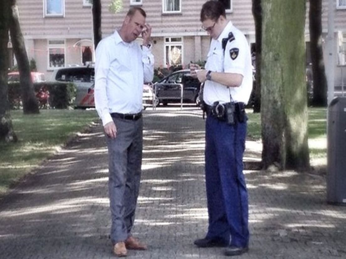 Met de politie op zoek naar een steekwapen, nadat buiten de school een steekpartij had plaatsgevonden