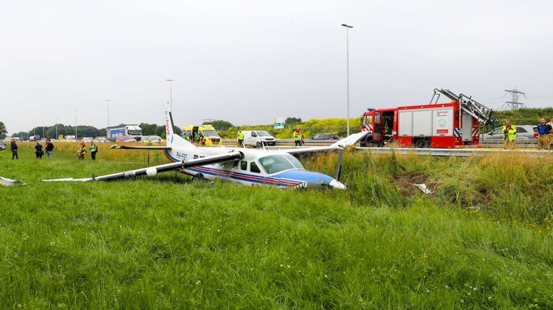 Het vliegtuigje maakte een noodlanding en eindigde vlak naast de snelweg.