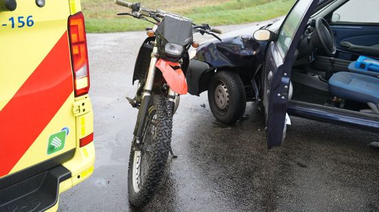 Brommerrijder gewond bij botsing in Nijeveen.