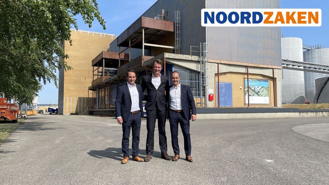 John Borgesius (Verborg Group), Hedde Verhagen (Contitank) en Goedhart Borgesius (Verborg Group) voor het gebouw waar de fabriek in wordt gebouwd