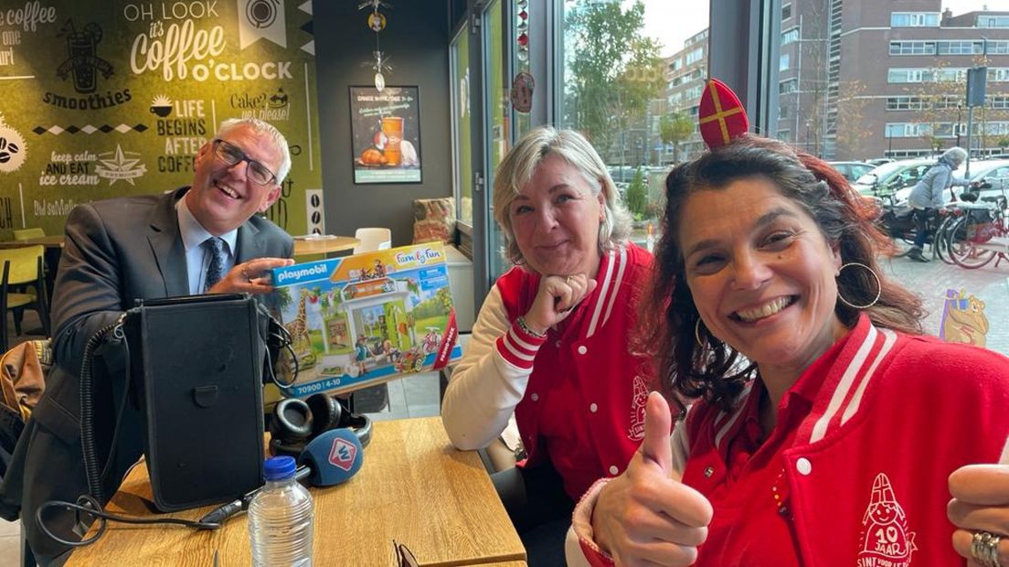 Voorzitter Esther Blom (rechts) met collega Leonie en wethouder van Leiderdorp Herman Romeijn