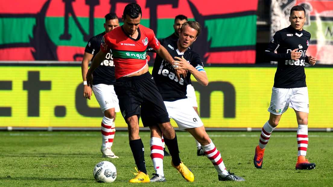 Aanvoerder Frank Olijve ging in zijn laatste wedstrijd voor FC Emmen voorop in de strijd (Rechten: Roel Bos/sportfoto.org)