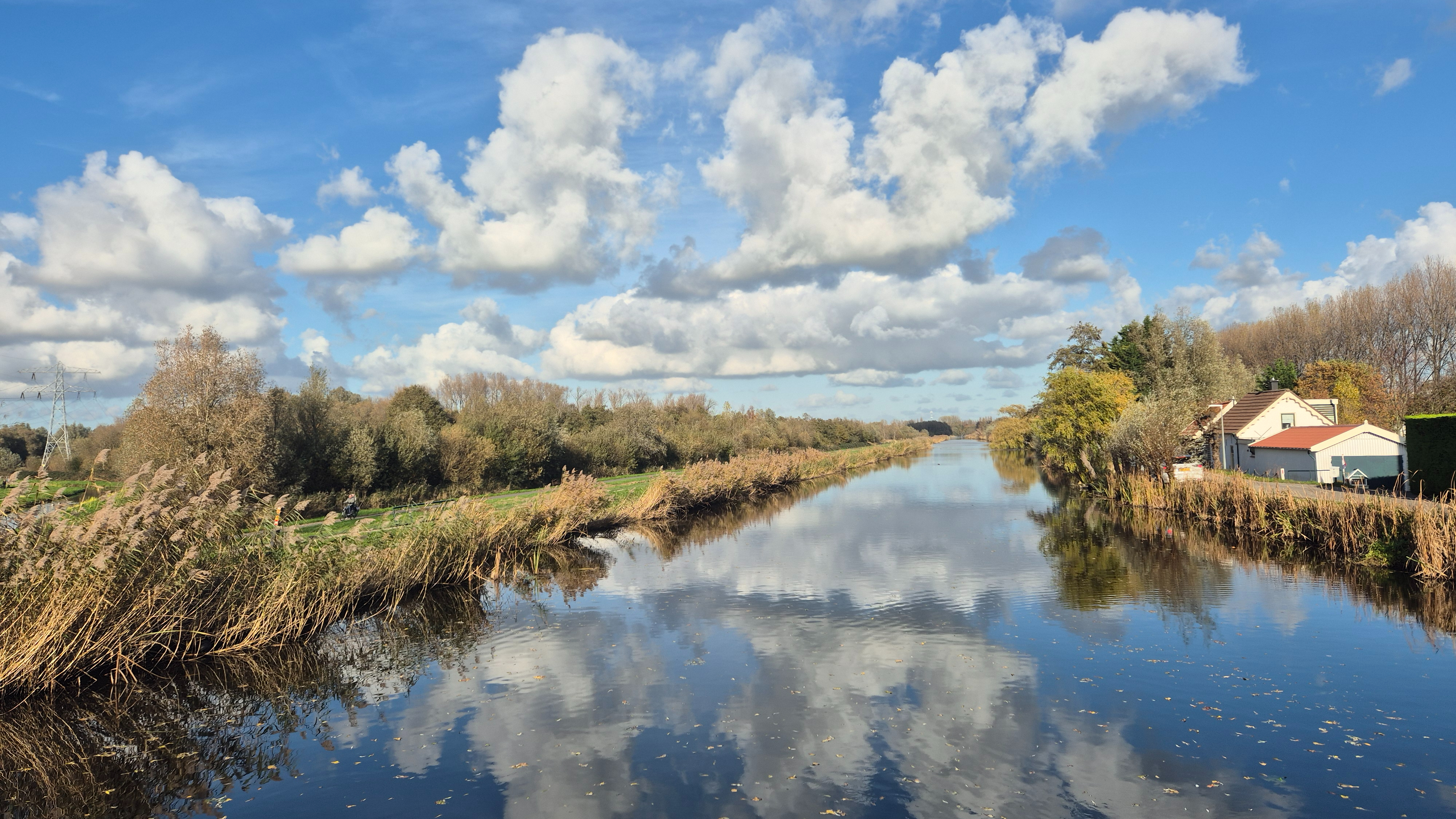 September doet waar het goed in is: zon, wolken, buien en soms een stevige wind.