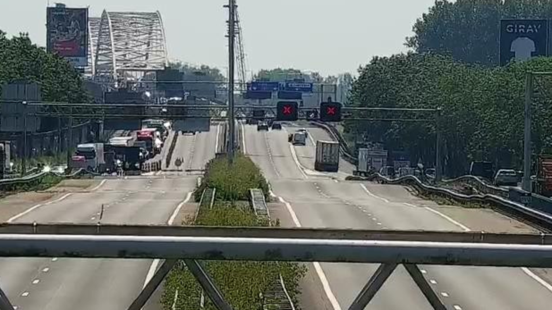 De hoofdrijbaan van de A27 in zuidelijke richting is vanwege het ongeluk afgesloten.