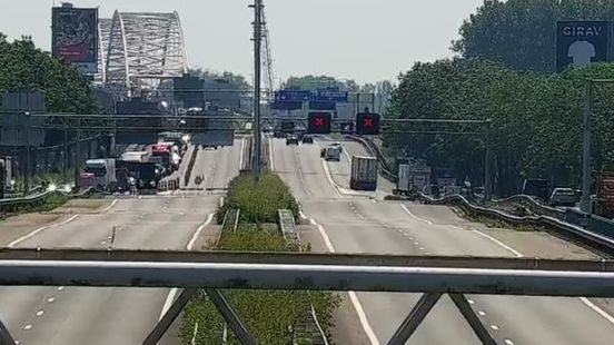 Motorrijder gereanimeerd na ongeluk met auto op snelweg. Motorrijder gereanimeerd na ongeluk met auto op snelweg.