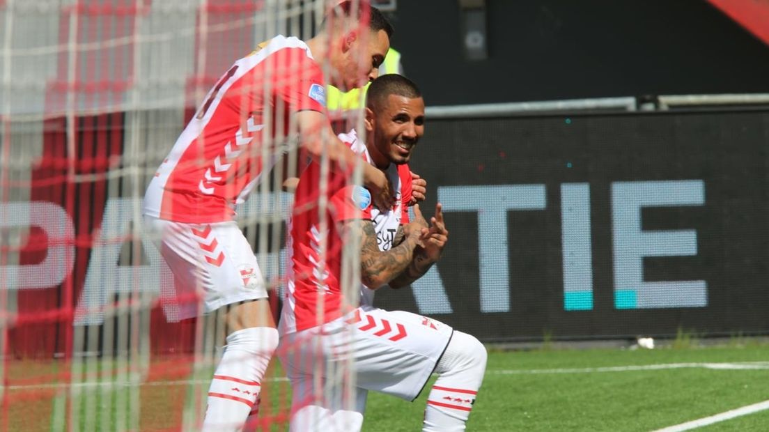 Peña viert één van zijn drie goals tegen sc Heerenveen