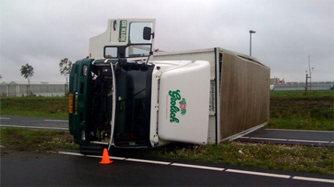 Vrachtwagen met Grolsch bier gekanteld