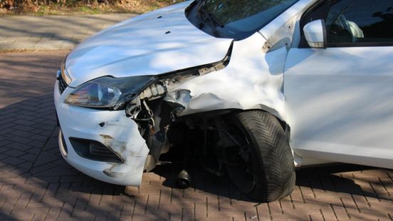 Wiel scheef en veel blikschade na botsing. Wiel scheef en veel blikschade na botsing.