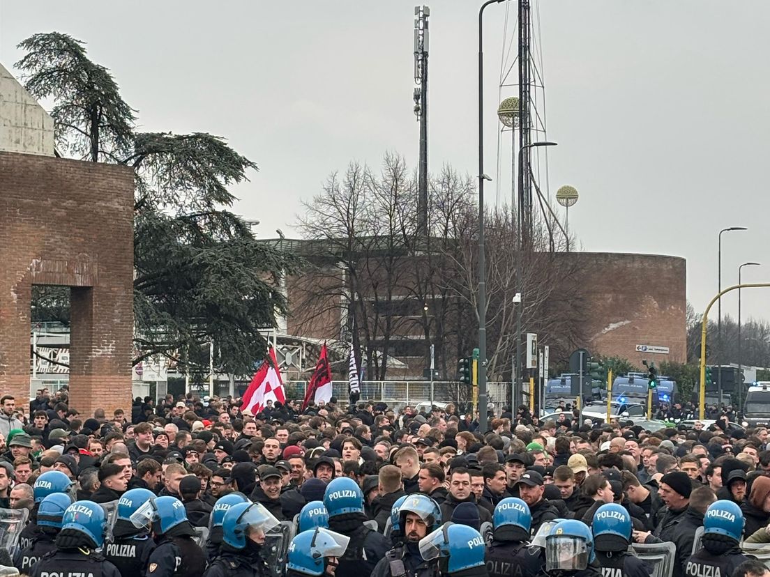 Feyenoord-supporters verzamelen zich voor de mars naar het stadion