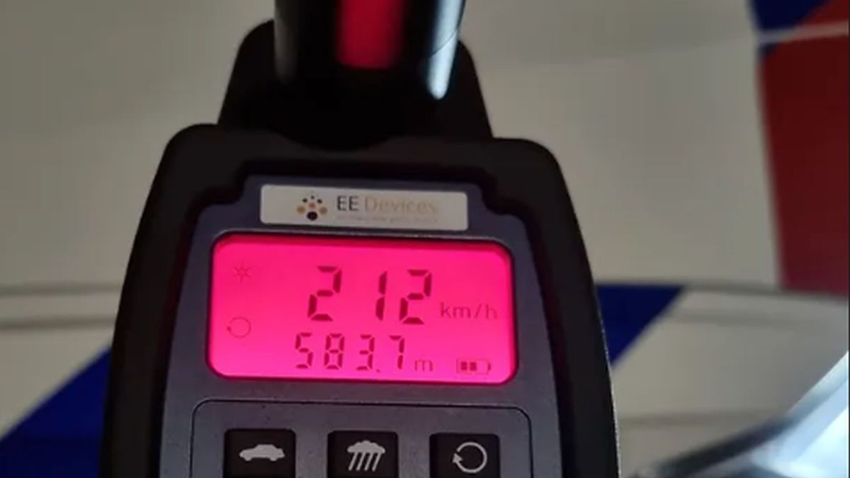 Automobilist rijdt met bizarre snelheid langs de politie