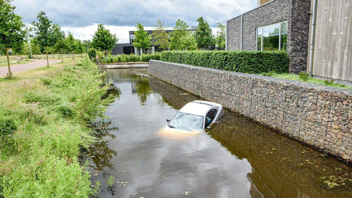 Auto te water in Eelderwolde