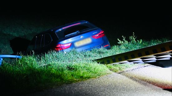 Vertraging door ongeluk A27 bij Lexmond | Auto te water in Meerkerk. Vertraging door ongeluk A27 bij Lexmond | Auto te water in Meerkerk.