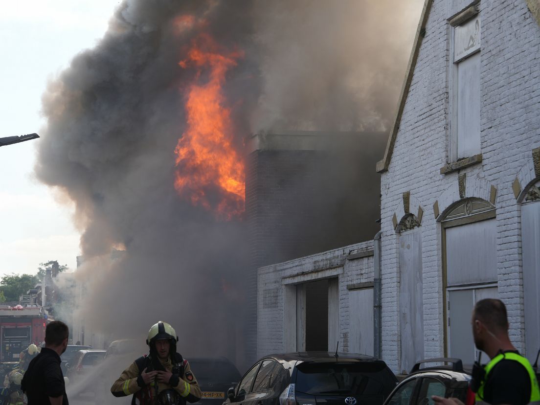 Uitslaande brand in centrum Meppel, meerdere woningen getroffen