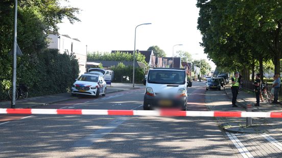 Fietser raakt ernstig gewond bij aanrijding in Almelo. Fietser raakt ernstig gewond bij aanrijding in Almelo.