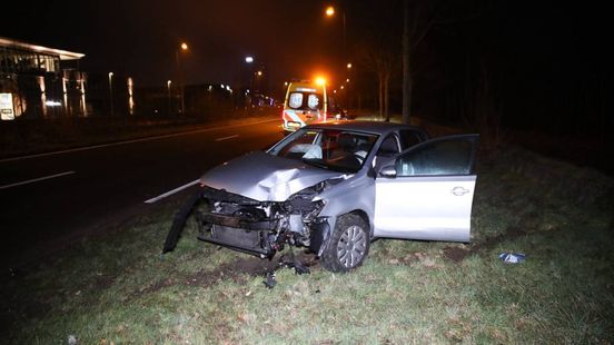 Twee bestuurders botsen • auto botst op paal