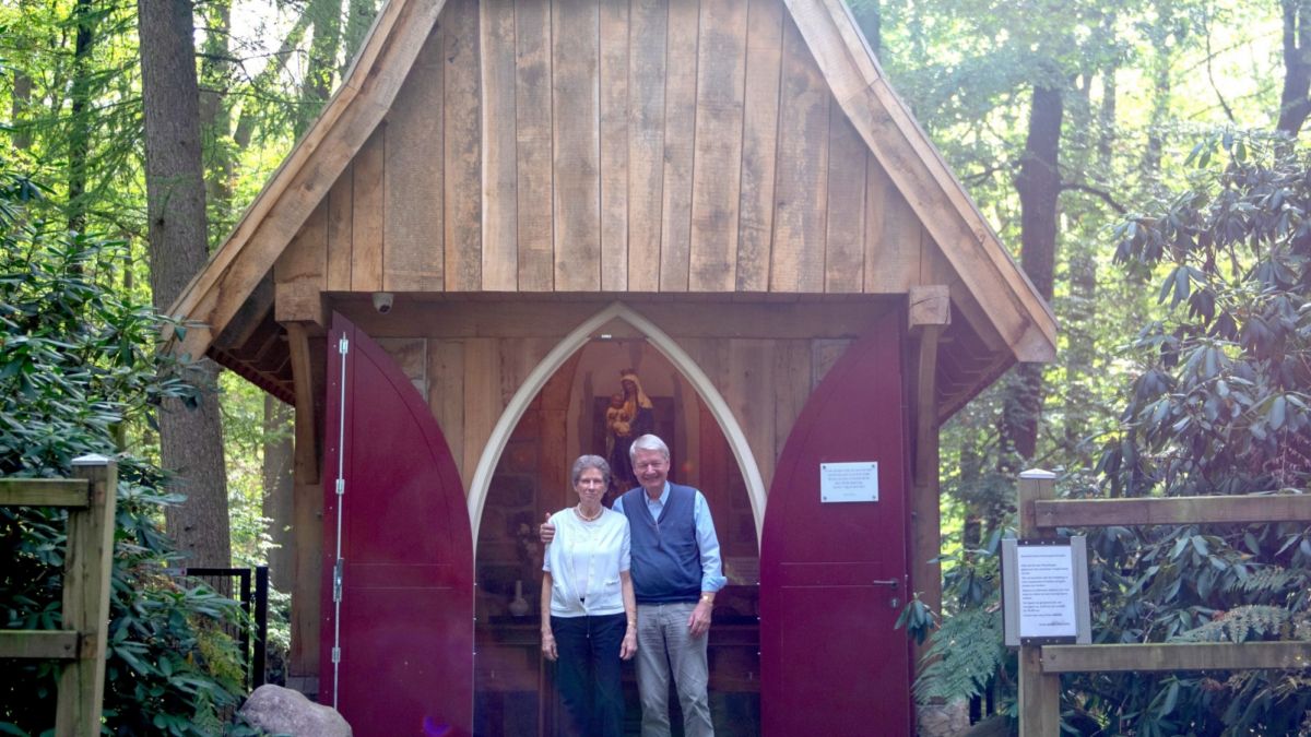 Hetty en Dick bouwden hun eigen Mariakapel in Enschede: 'Bijdrage aan betere wereld'